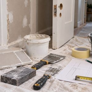 Croquis avant perçage : caler la poignée de porte sans rater le couloir
