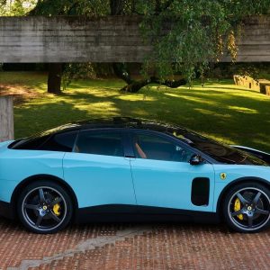 La Ferrari Luce électrique enregistre de fortes commandes jusqu’en 2027 malgré les critiques.